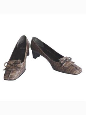 Stuart Weitzman Leather Bow Detail Square Toe Block Heel Pump- Sz. 7.5
